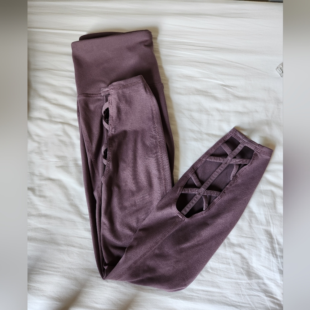 GAIAM Purple Lilac Athletic Yoga Leggings with Lattice Detail Womens Size Small
